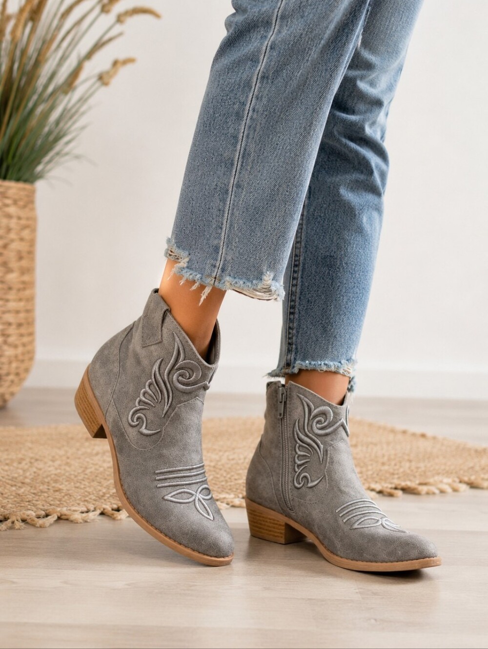 Qupid Gray Embroidered Western Cowboy Ankle Boots Size 5.5